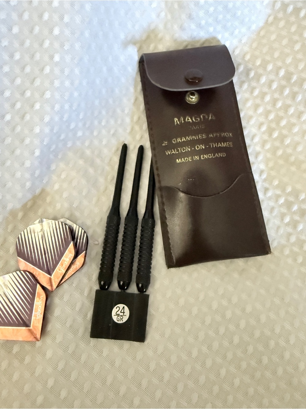 Magna 24g Black Steel Tip Darts with Brown Leather Case